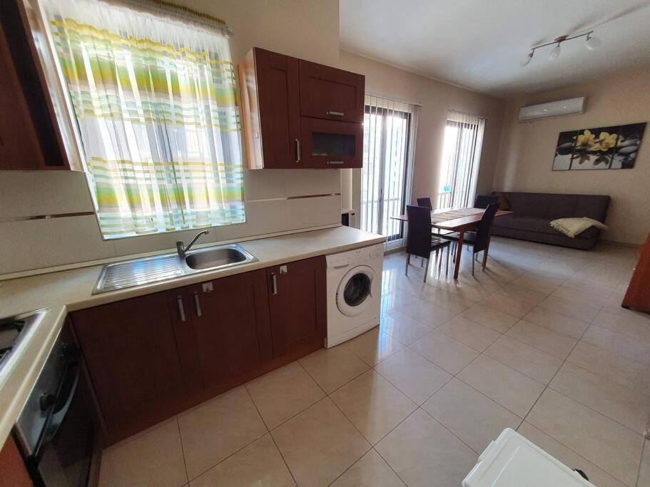 Sea Views Apartment-Wifi-Sleep 5 Marsaskala Buitenkant foto
